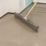 wyrównywanie podłoża wylewką samopoziomującą