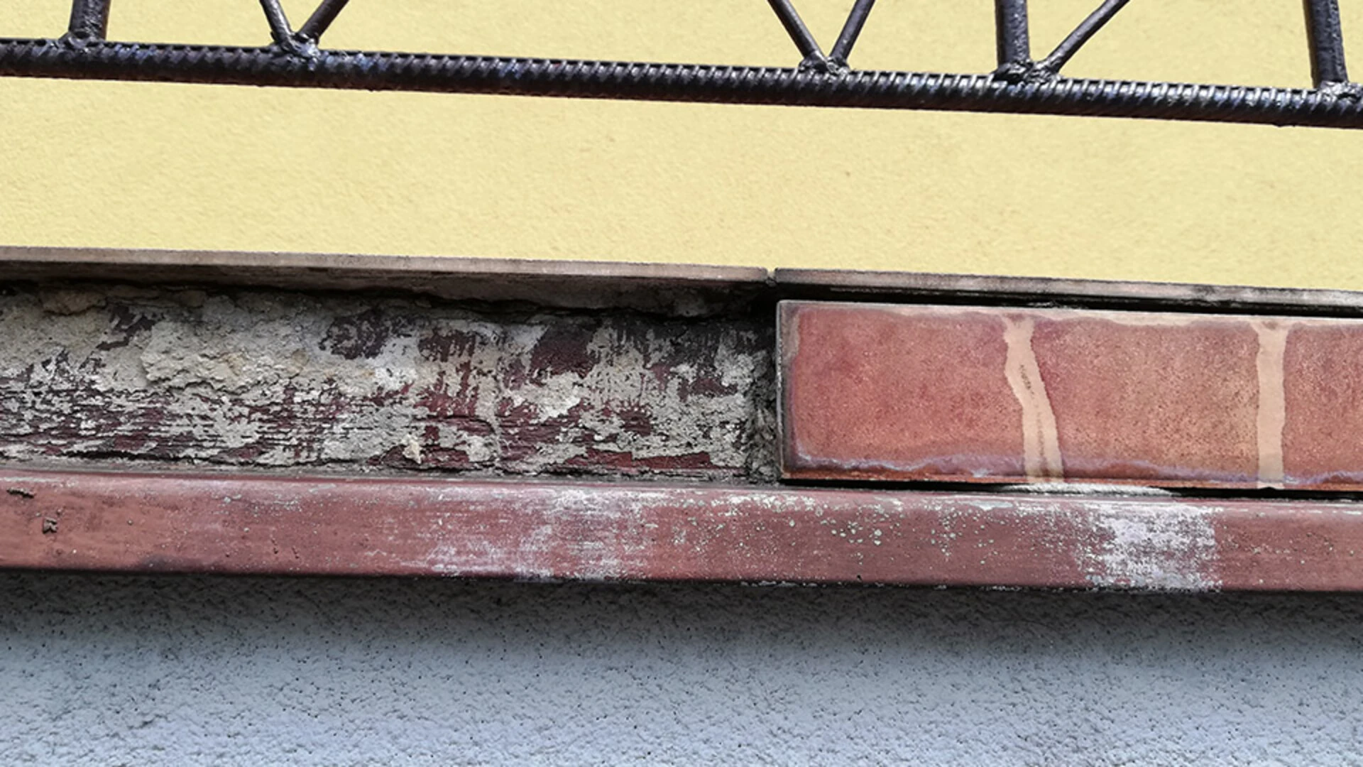 odpadają płytki z balkonu