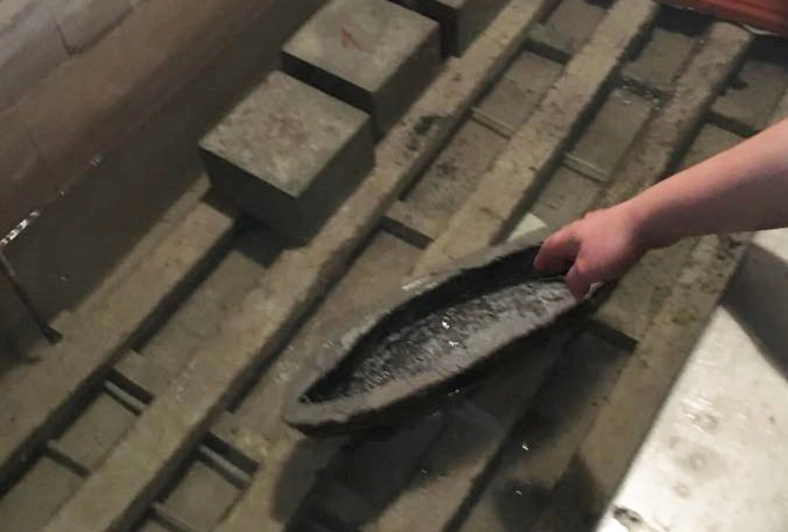 Wodowanie modelu kajaka z betonu uszczelnionego żywicą weber