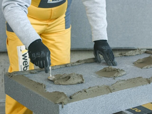 nakładanie kleju na styropian