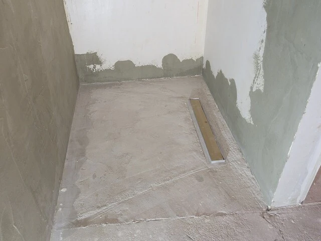 remont łazienki, czyszczenie ściany