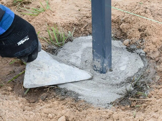 wygładzanie betonu przy mocowaniu słupków