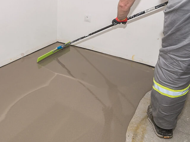 wyrównanie rozprowadzenie wylewki pacą