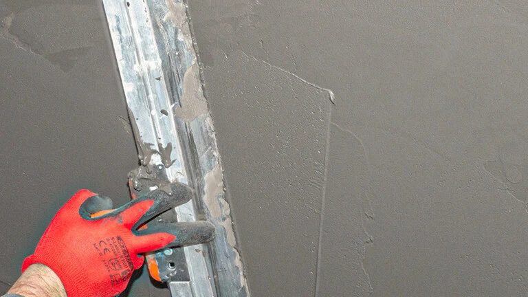 mikrocement na ścianie druga warstwa